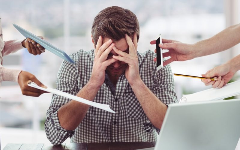 Estou rodeado  de idiotas